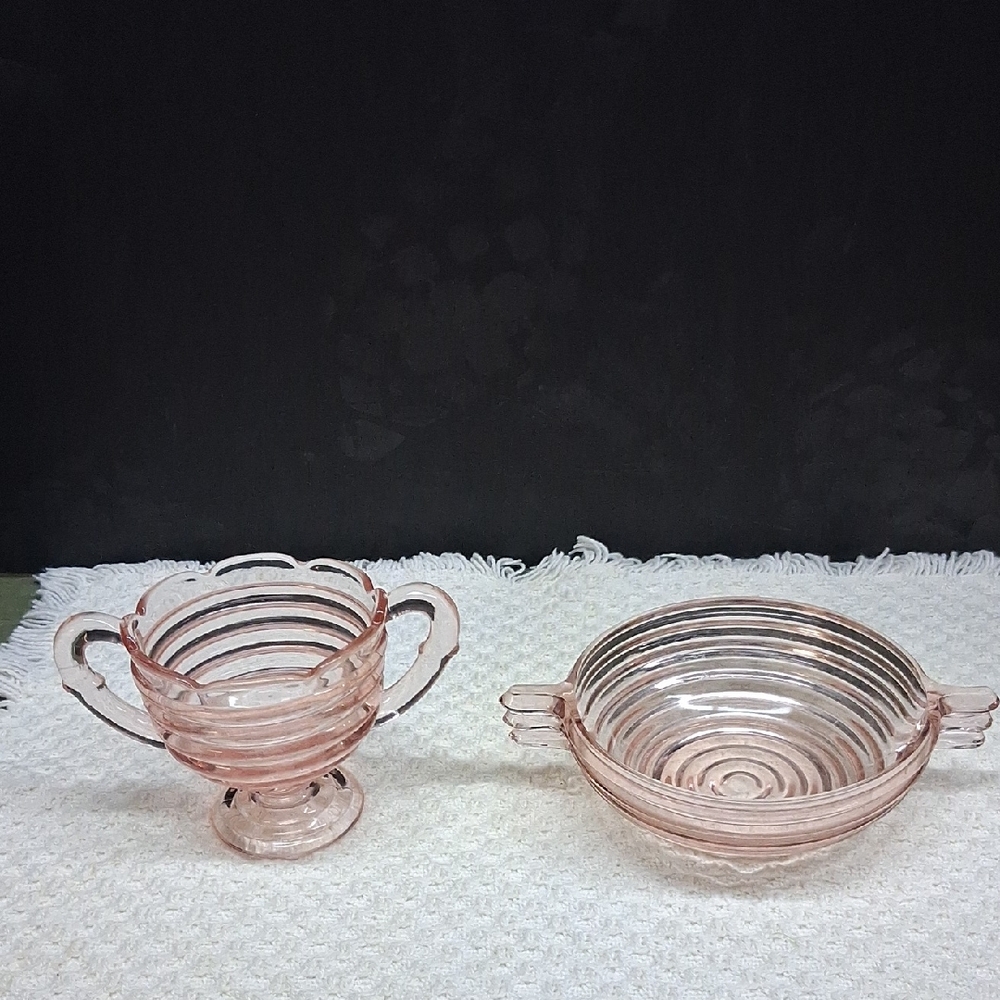 Manhattan Anchor Hocking‎ pink depression glass bowl and sugar bowl set